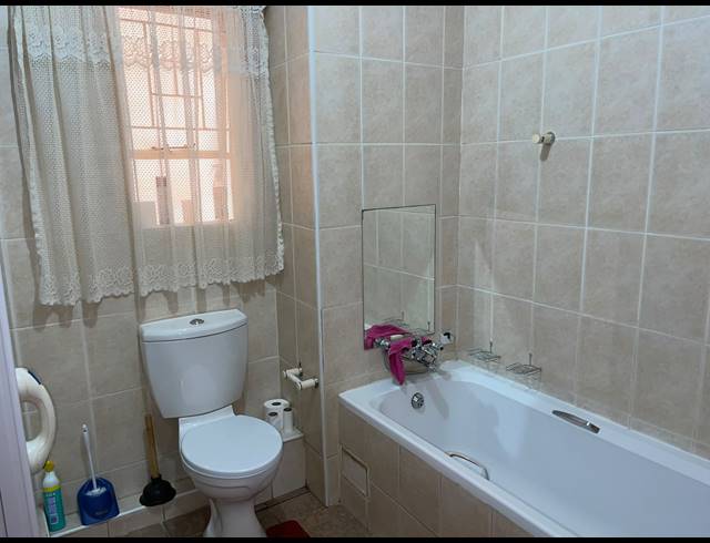 2 BEDROOM FLAT FOR SALE IN VANDERBIJLPARK SE 2